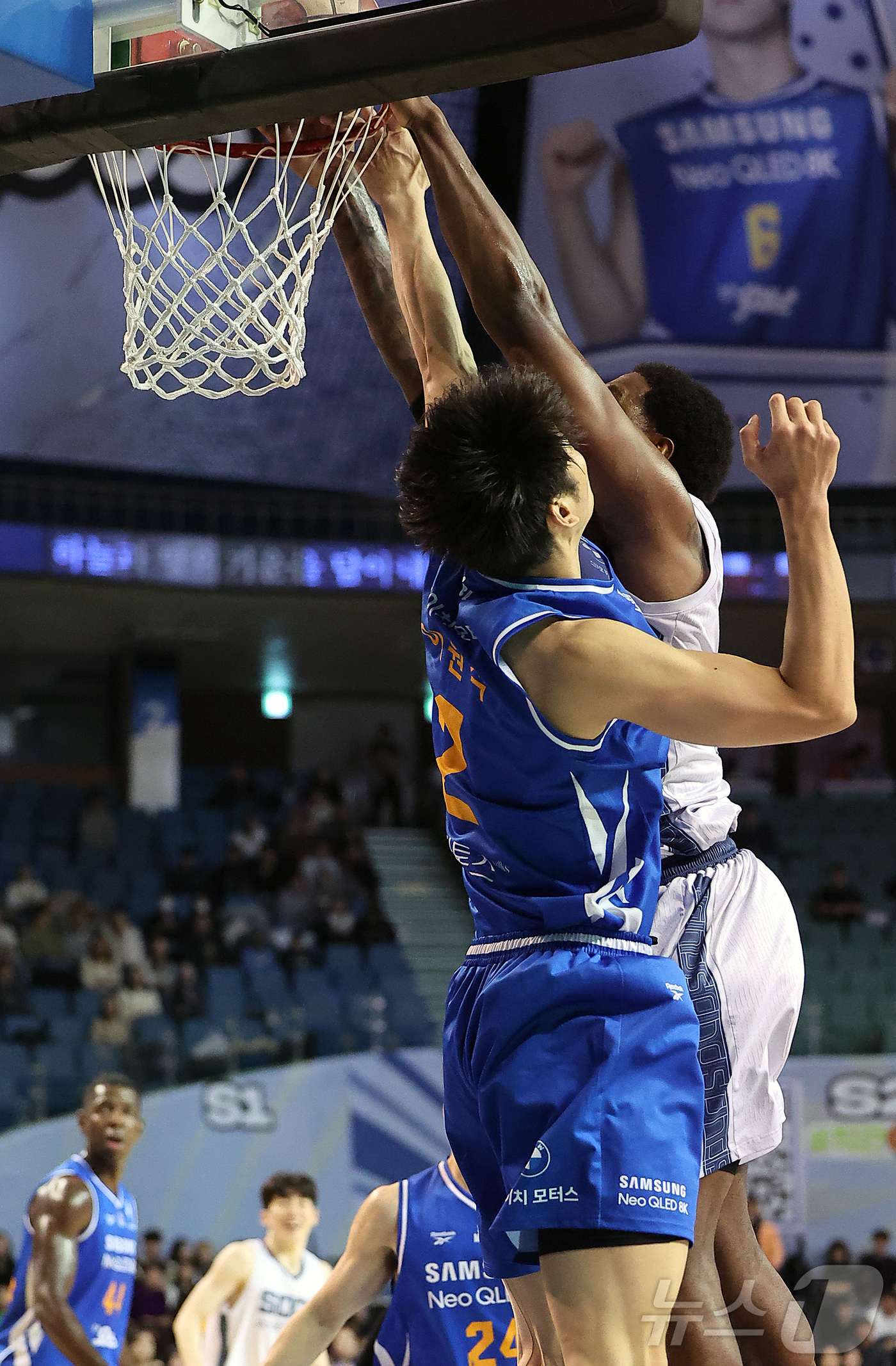 (서울=뉴스1) 김진환 기자 = 7일 오후 서울 송파구 잠실 잠실실내체육관에서 열린 2025-2026 LG전자 프로농구 정규리그 서울 삼성 썬더스와 고양 소노 스카이거너스의 경기, …