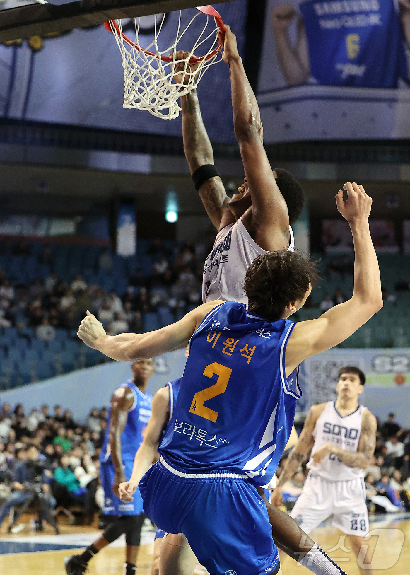 (서울=뉴스1) 김진환 기자 = 7일 오후 서울 송파구 잠실 잠실실내체육관에서 열린 2025-2026 LG전자 프로농구 정규리그 서울 삼성 썬더스와 고양 소노 스카이거너스의 경기, …