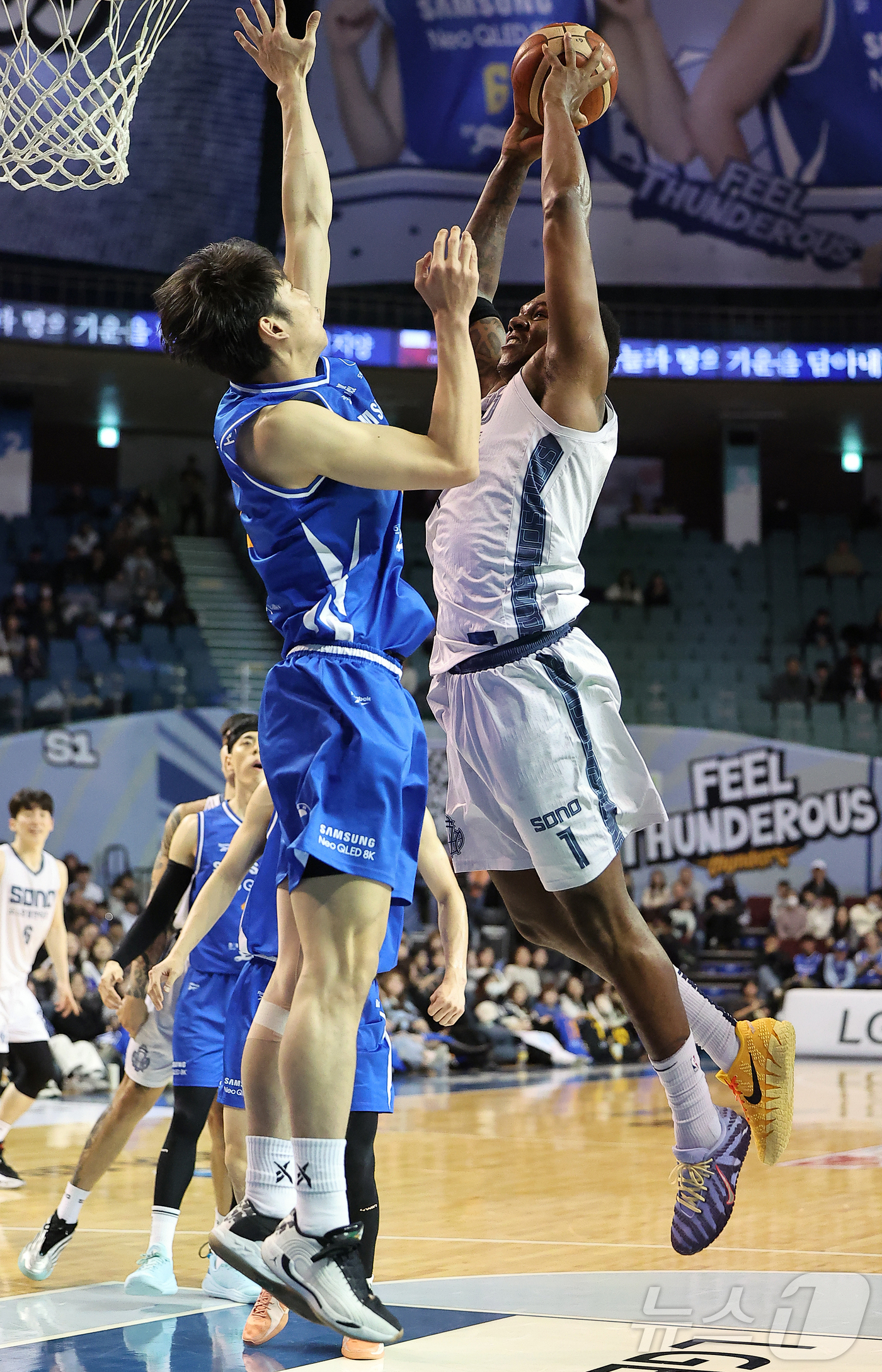 (서울=뉴스1) 김진환 기자 = 7일 오후 서울 송파구 잠실 잠실실내체육관에서 열린 2025-2026 LG전자 프로농구 정규리그 서울 삼성 썬더스와 고양 소노 스카이거너스의 경기, …