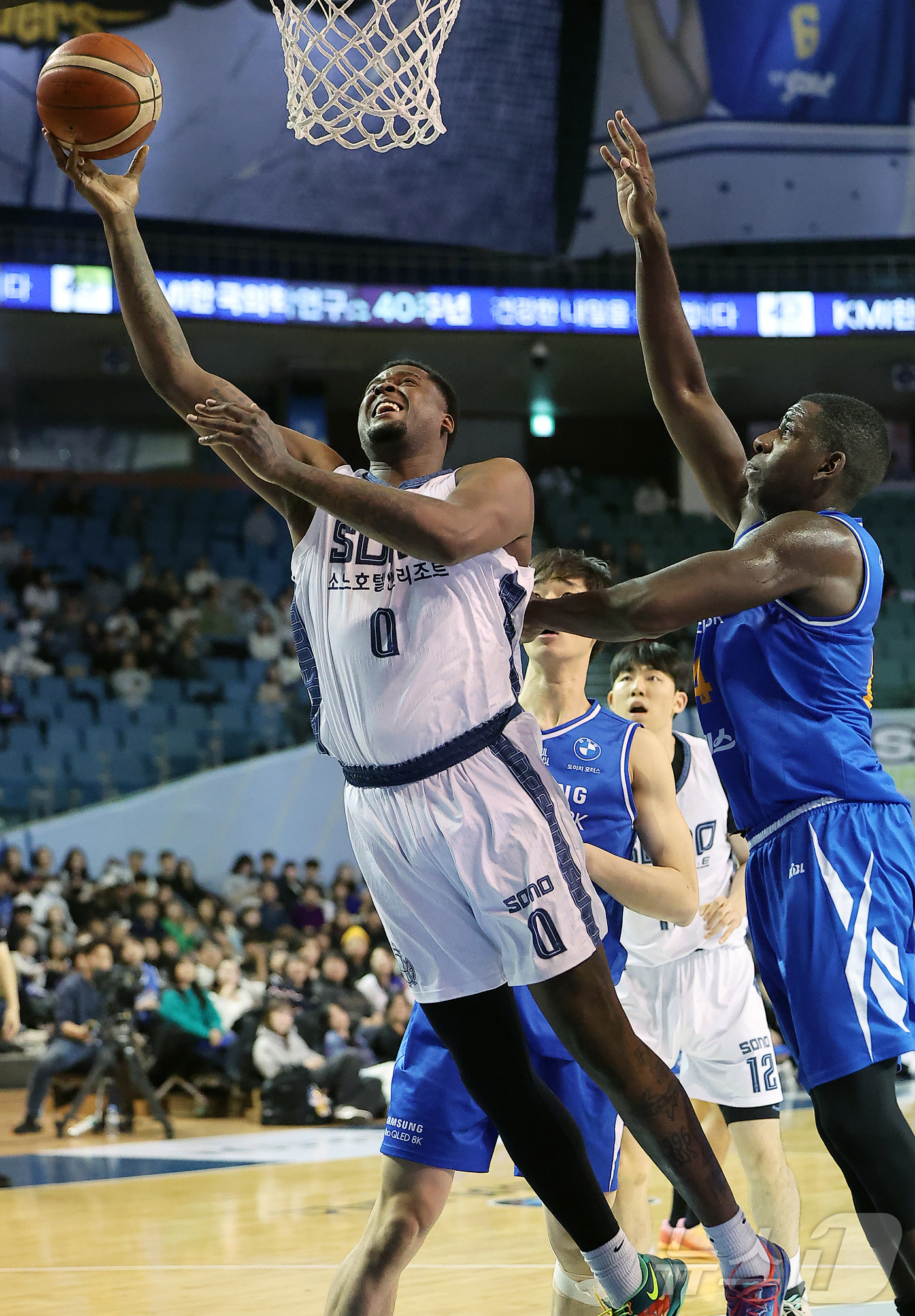 (서울=뉴스1) 김진환 기자 = 7일 오후 서울 송파구 잠실 잠실실내체육관에서 열린 2025-2026 LG전자 프로농구 정규리그 서울 삼성 썬더스와 고양 소노 스카이거너스의 경기, …