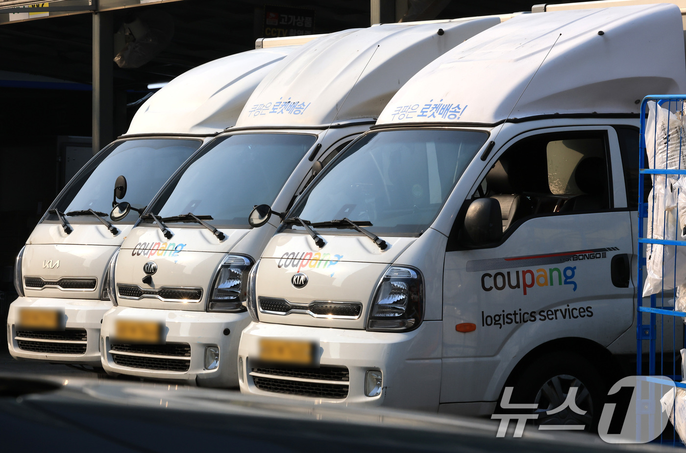 (서울=뉴스1) 임세영 기자 = 경찰청은 쿠팡 고객 정보 유출 사태 관련 상황을 악용한 새로운 유형의 스미싱 신고가 잇따라 접수되고 있다고 7일 밝혔다.해당 신고에 따르면 "본인 …