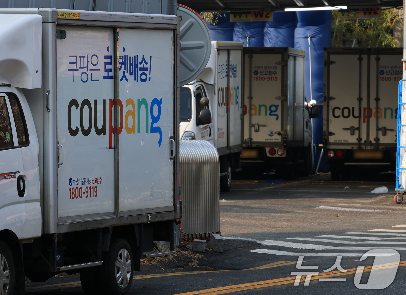 (서울=뉴스1) 임세영 기자 = 경찰청은 쿠팡 고객 정보 유출 사태 관련 상황을 악용한 새로운 유형의 스미싱 신고가 잇따라 접수되고 있다고 7일 밝혔다.해당 신고에 따르면 "본인 …