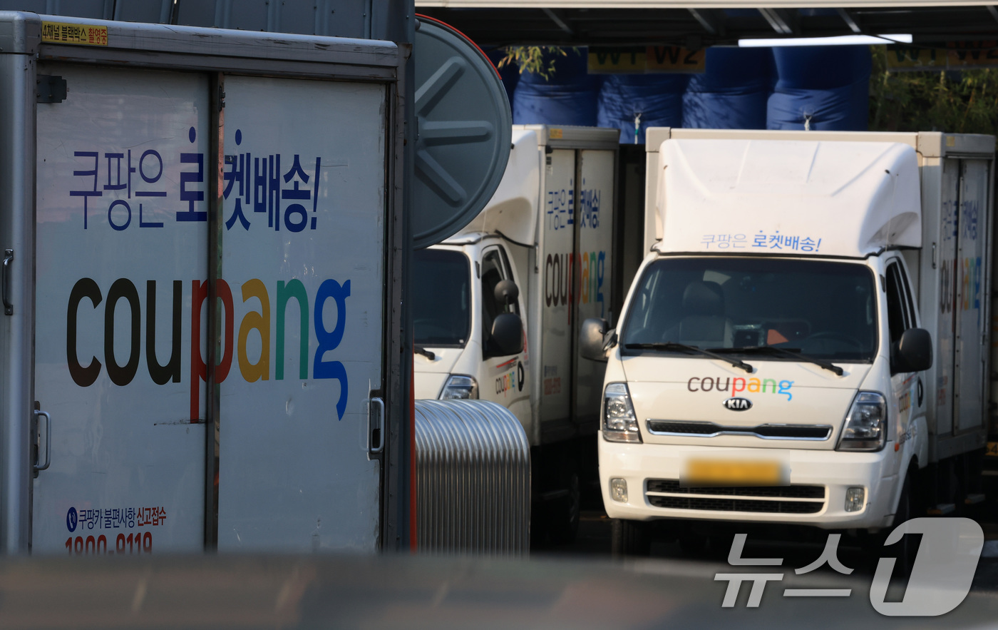 (서울=뉴스1) 임세영 기자 = 경찰청은 쿠팡 고객 정보 유출 사태 관련 상황을 악용한 새로운 유형의 스미싱 신고가 잇따라 접수되고 있다고 7일 밝혔다.해당 신고에 따르면 "본인 …