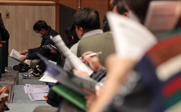 '바닥에 앉아서라도'