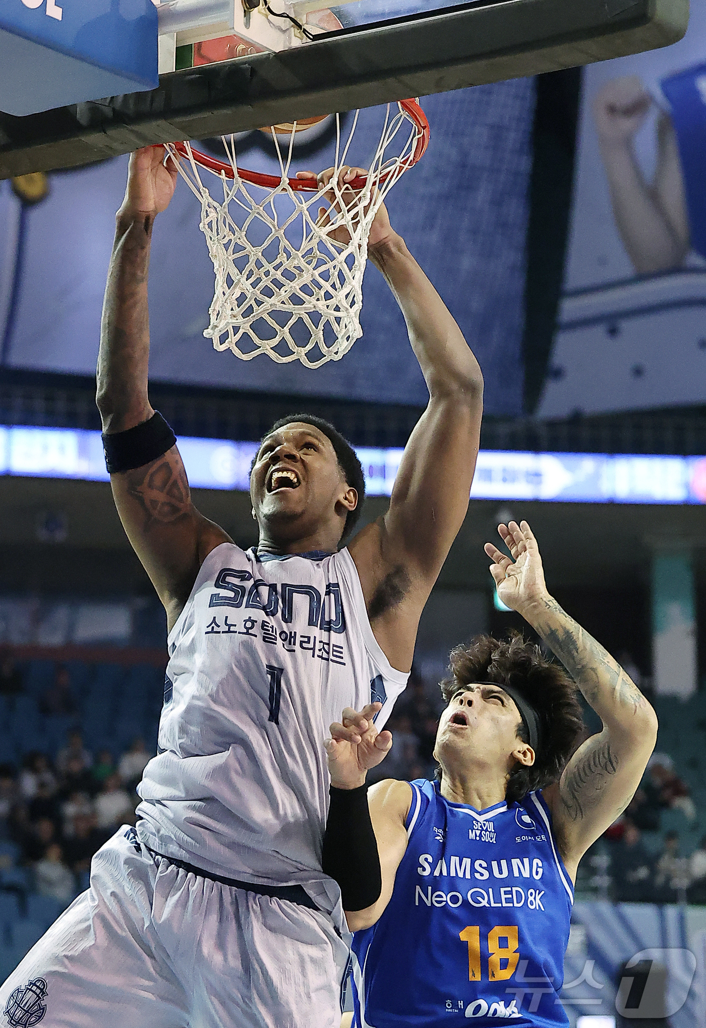 (서울=뉴스1) 김진환 기자 = 7일 오후 서울 송파구 잠실 잠실실내체육관에서 열린 2025-2026 LG전자 프로농구 정규리그 서울 삼성 썬더스와 고양 소노 스카이거너스의 경기, …