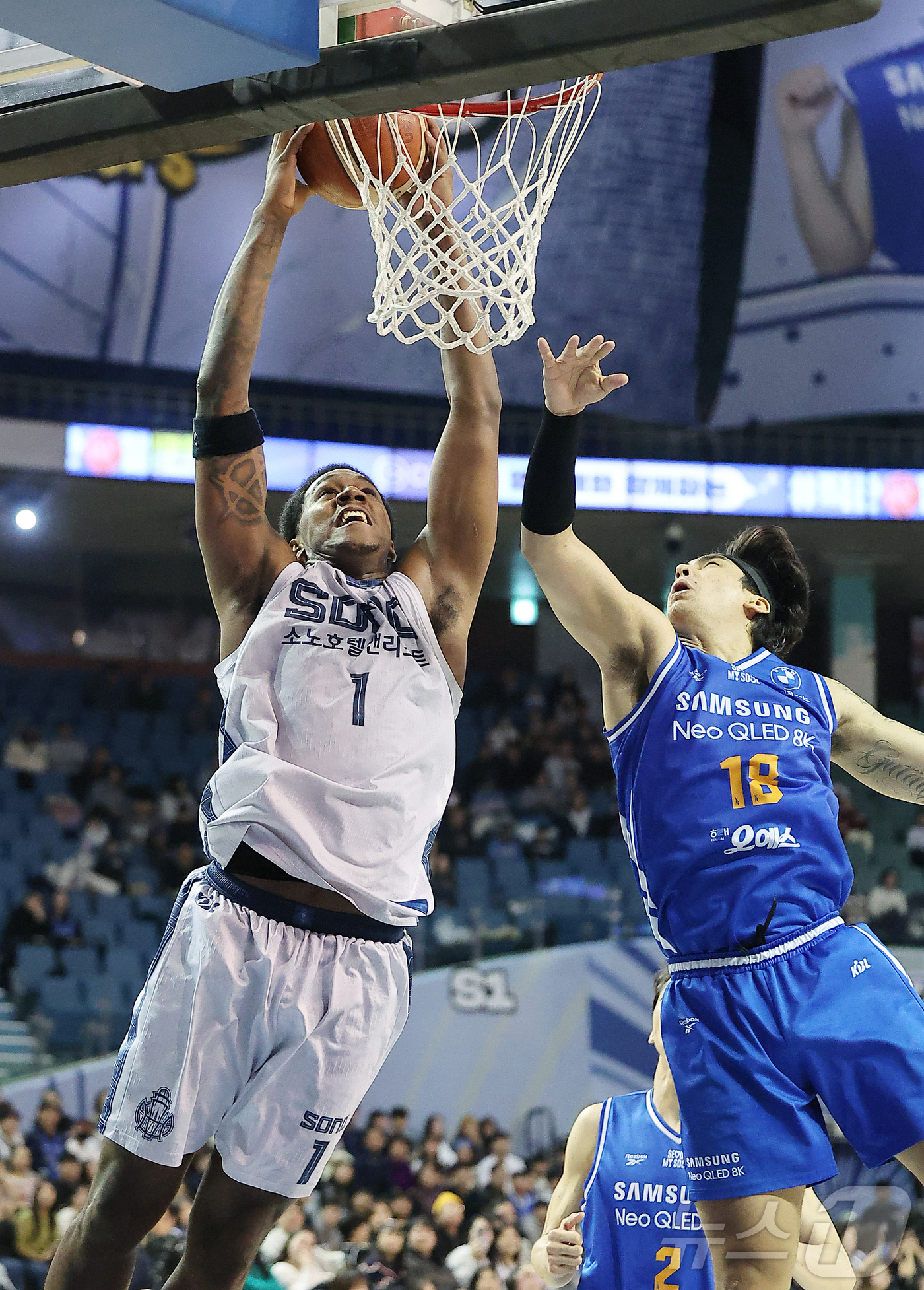 (서울=뉴스1) 김진환 기자 = 7일 오후 서울 송파구 잠실 잠실실내체육관에서 열린 2025-2026 LG전자 프로농구 정규리그 서울 삼성 썬더스와 고양 소노 스카이거너스의 경기, …