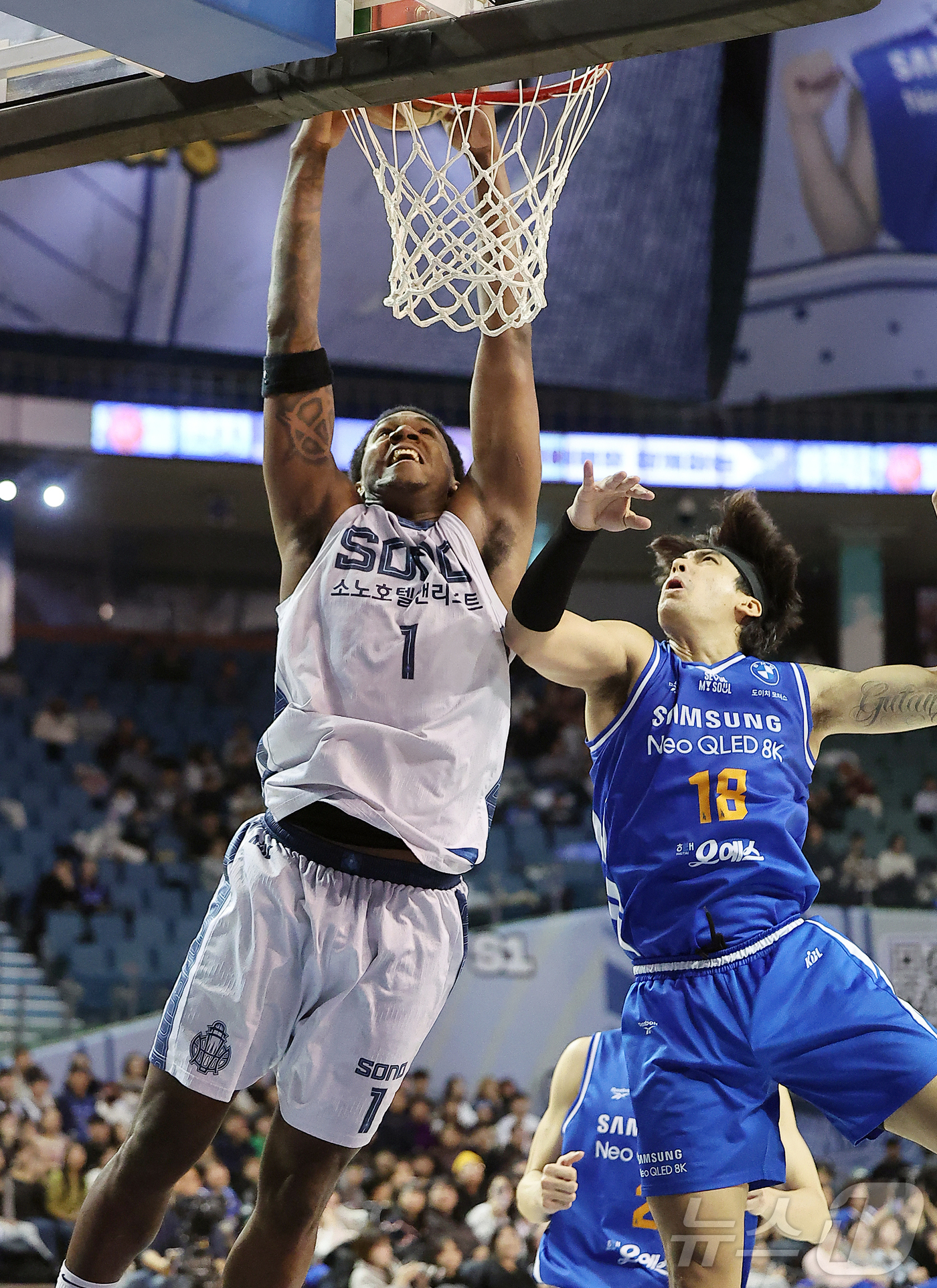 (서울=뉴스1) 김진환 기자 = 7일 오후 서울 송파구 잠실 잠실실내체육관에서 열린 2025-2026 LG전자 프로농구 정규리그 서울 삼성 썬더스와 고양 소노 스카이거너스의 경기, …