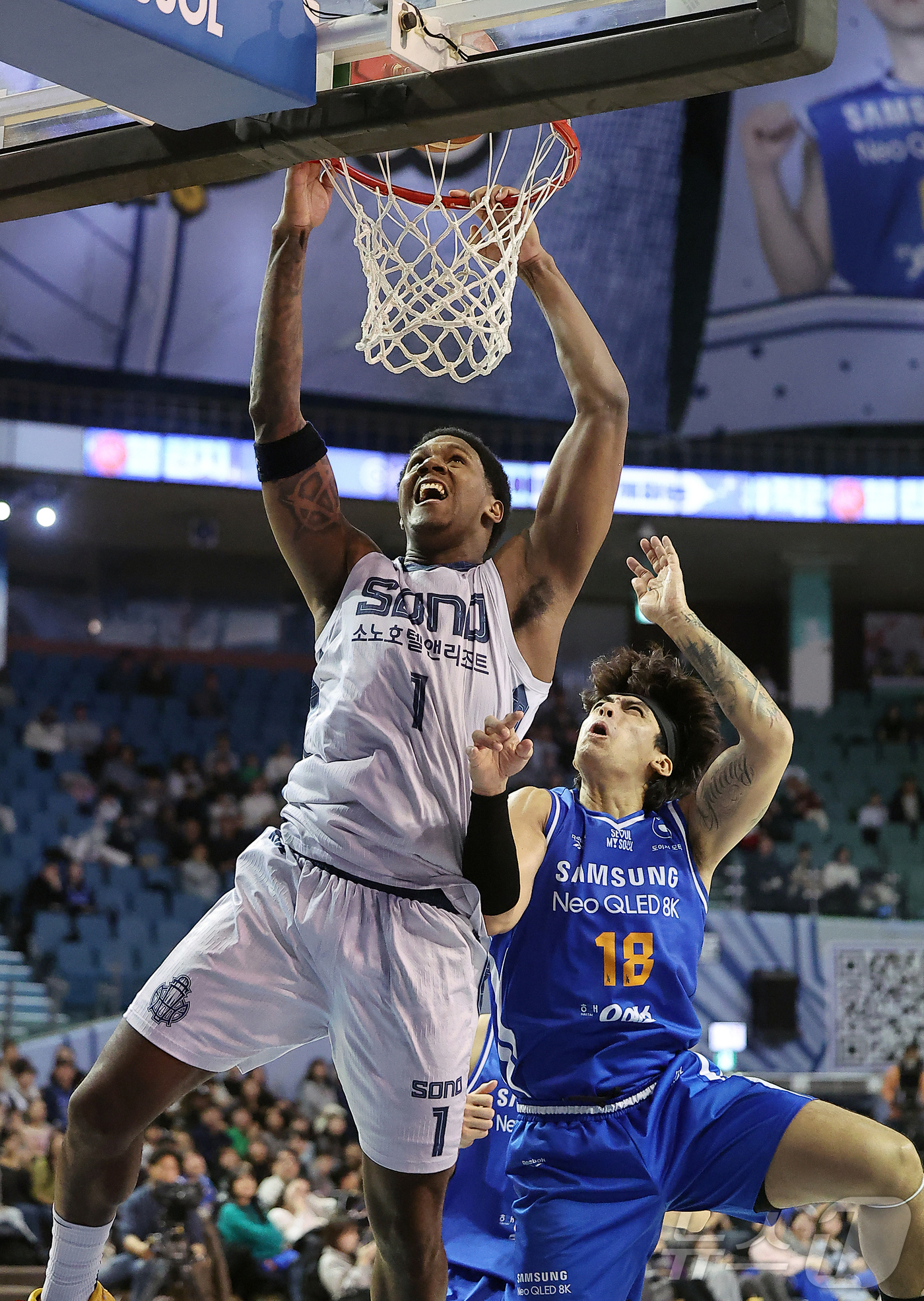 (서울=뉴스1) 김진환 기자 = 7일 오후 서울 송파구 잠실 잠실실내체육관에서 열린 2025-2026 LG전자 프로농구 정규리그 서울 삼성 썬더스와 고양 소노 스카이거너스의 경기, …