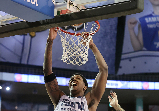 엘리웁 덩크 놓치는 네이던 나이트