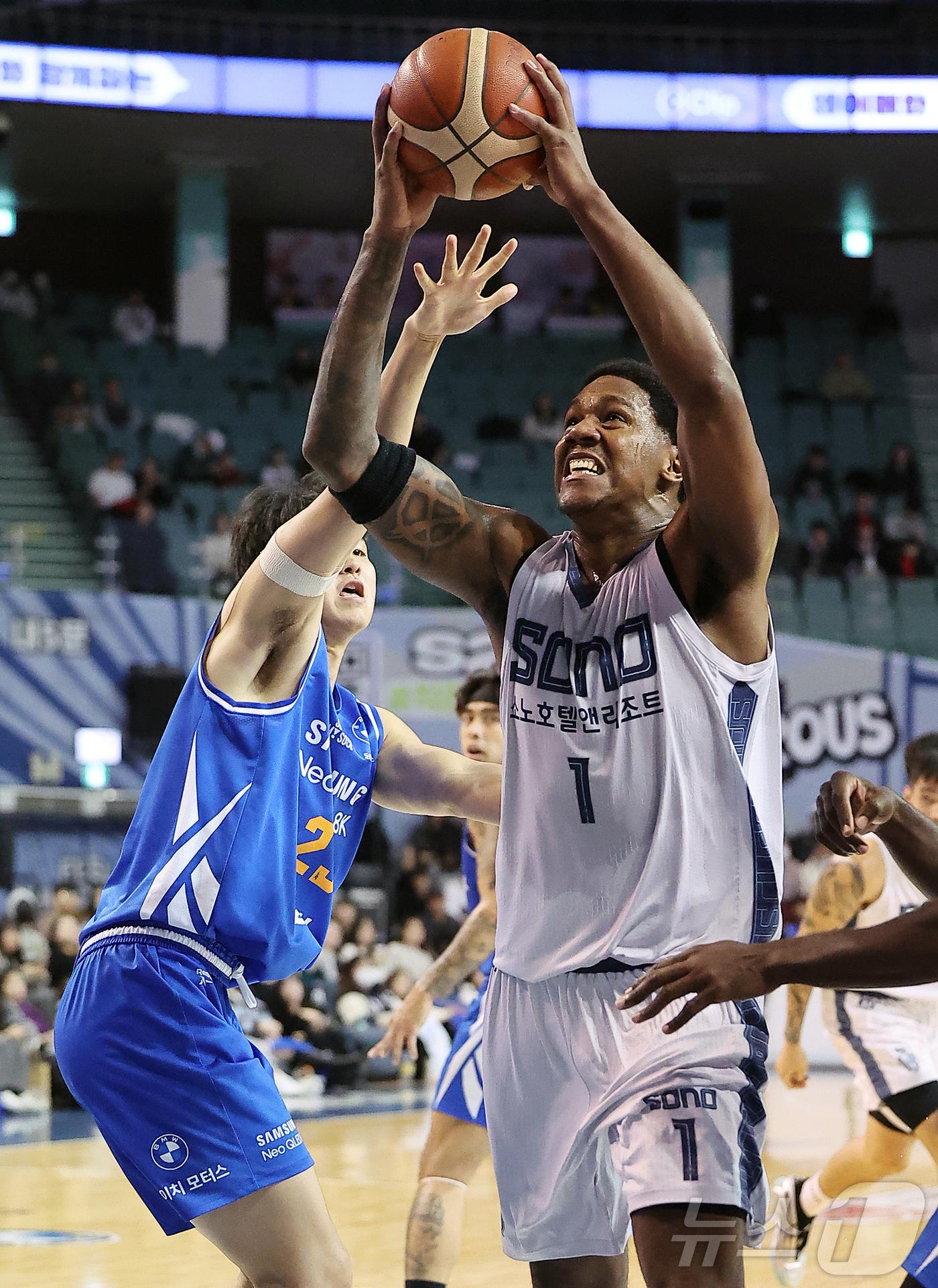 (서울=뉴스1) 김진환 기자 = 7일 오후 서울 송파구 잠실 잠실실내체육관에서 열린 2025-2026 LG전자 프로농구 정규리그 서울 삼성 썬더스와 고양 소노 스카이거너스의 경기, …