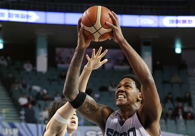 네이던 나이트, 내 앞을 막지마!