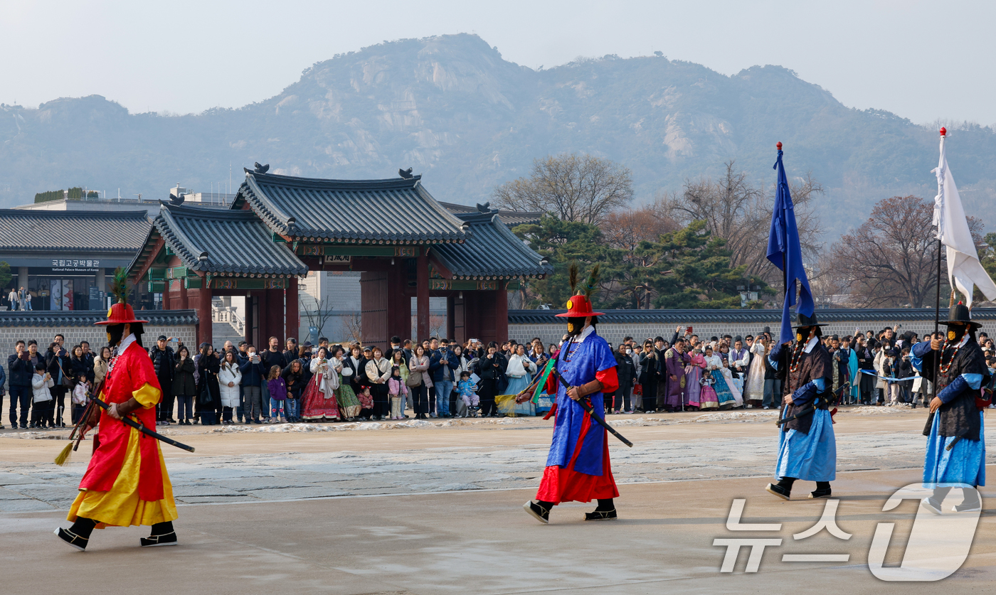 (서울=뉴스1) 안은나 기자 = 절기상 대설(大雪)이지만 서울 낮 12도 등 포근한 날씨를 보인 7일 종로구 경복궁에서 관광객들이 수문장 교대식을 보고 있다. 2025.12.7/뉴 …