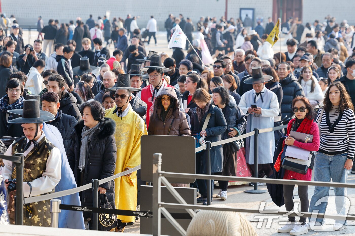 본문 이미지 - 절기상 대설&#40;大雪&#41;이지만 서울 낮 12도 등 포근한 날씨를 보인 7일 종로구 경복궁에 관광객들이 입장하고 있다. 2025.12.7/뉴스1 ⓒ News1 안은나 기자