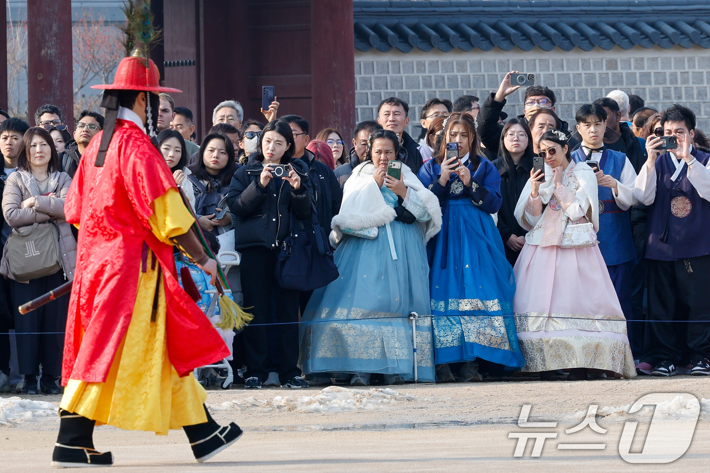 (서울=뉴스1) 안은나 기자 = 절기상 대설(大雪)이지만 서울 낮 12도 등 포근한 날씨를 보인 7일 종로구 경복궁에서 관광객들이 수문장 교대식을 보고 있다. 2025.12.7/뉴 …