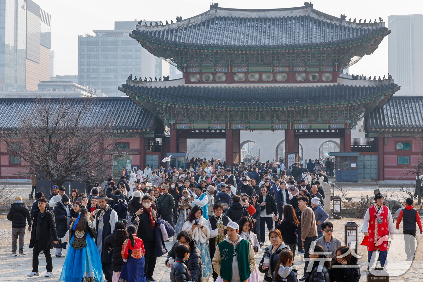 (서울=뉴스1) 안은나 기자 = 절기상 대설(大雪)이지만 서울 낮 12도 등 포근한 날씨를 보인 7일 종로구 경복궁에 관광객들이 입장하고 있다. 2025.12.7/뉴스1