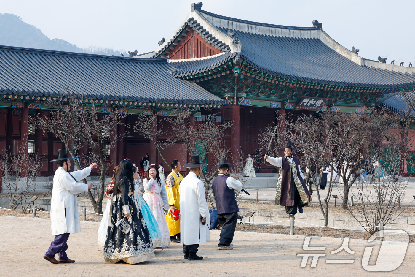 (서울=뉴스1) 안은나 기자 = 절기상 대설(大雪)이지만 서울 낮 12도 등 포근한 날씨를 보인 7일 종로구 경복궁에서 관광객들이 기념 촬영을 하고 있다. 2025.12.7/뉴스1 …