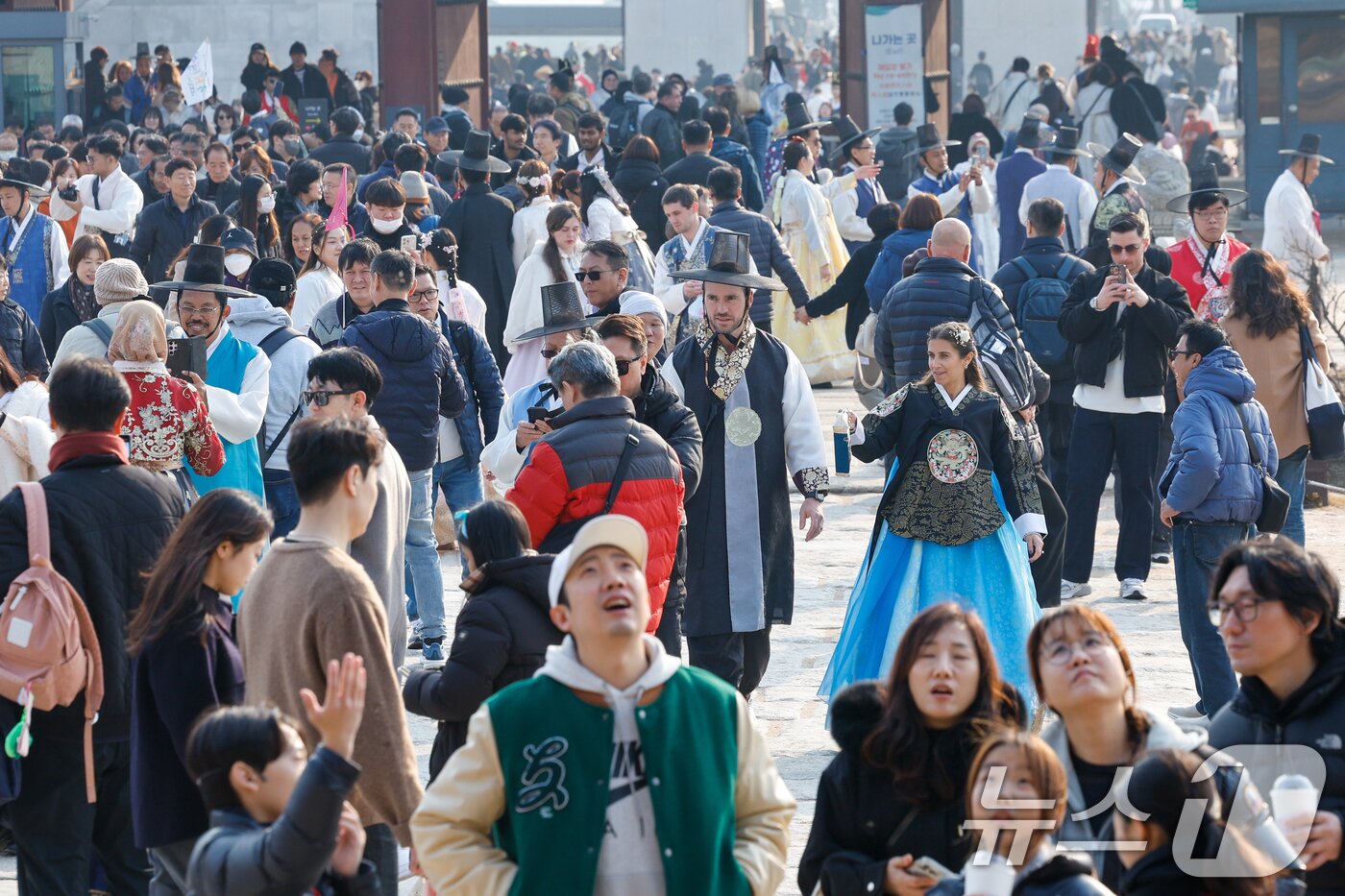 본문 이미지 - 절기상 대설&#40;大雪&#41;이지만 서울 낮 12도 등 포근한 날씨를 보인 7일 종로구 경복궁에 관광객들이 입장하고 있다. 2025.12.7/뉴스1 ⓒ News1 안은나 기자