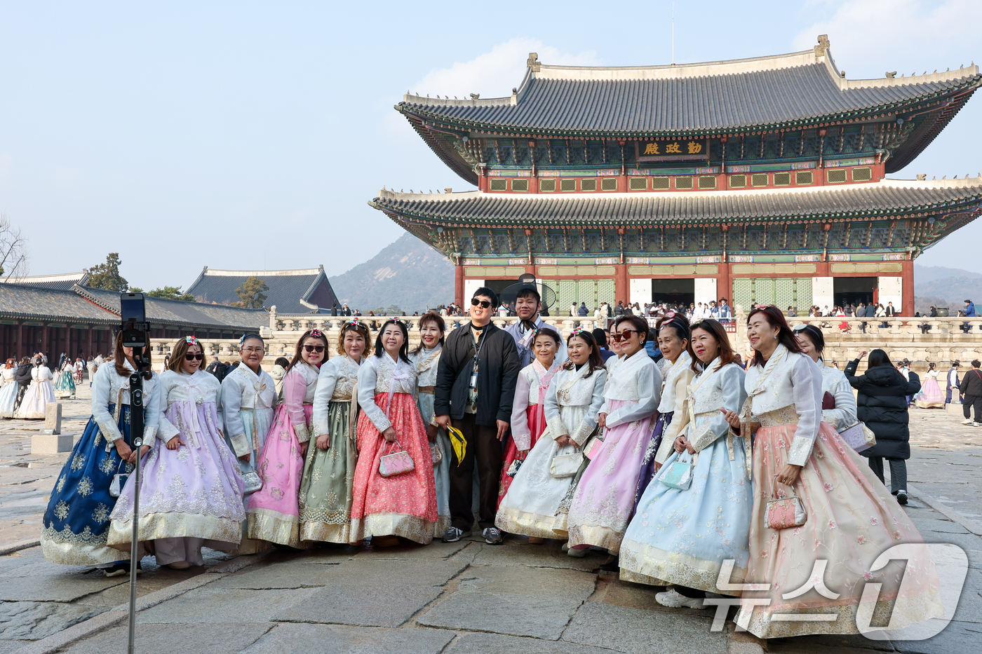 (서울=뉴스1) 안은나 기자 = 절기상 대설(大雪)이지만 서울 낮 12도 등 포근한 날씨를 보인 7일 종로구 경복궁에서 관광객들이 기념 촬영을 하고 있다. 2025.12.7/뉴스1 …