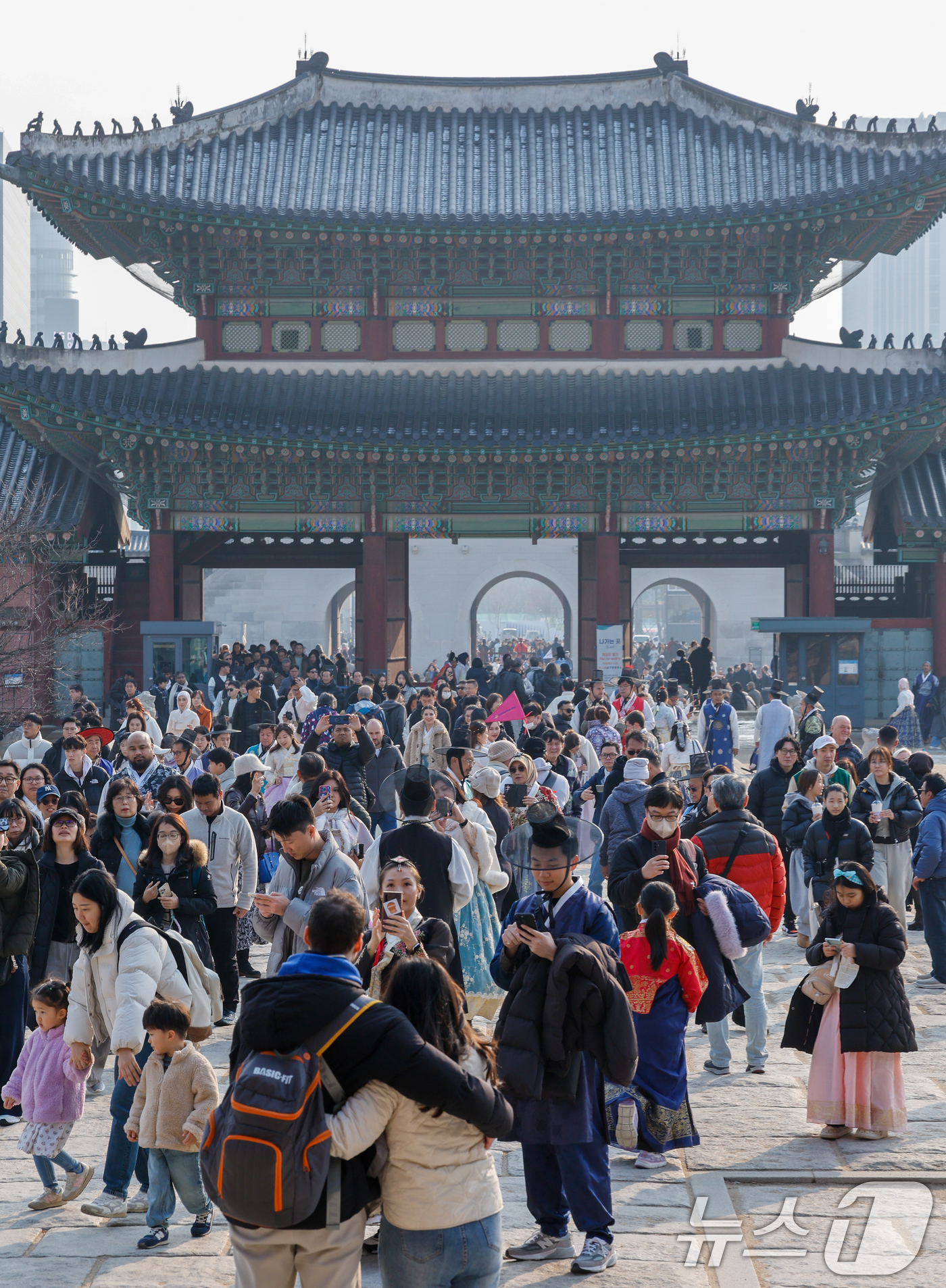 (서울=뉴스1) 안은나 기자 = 절기상 대설(大雪)이지만 서울 낮 12도 등 포근한 날씨를 보인 7일 종로구 경복궁에 관광객들이 입장하고 있다. 2025.12.7/뉴스1