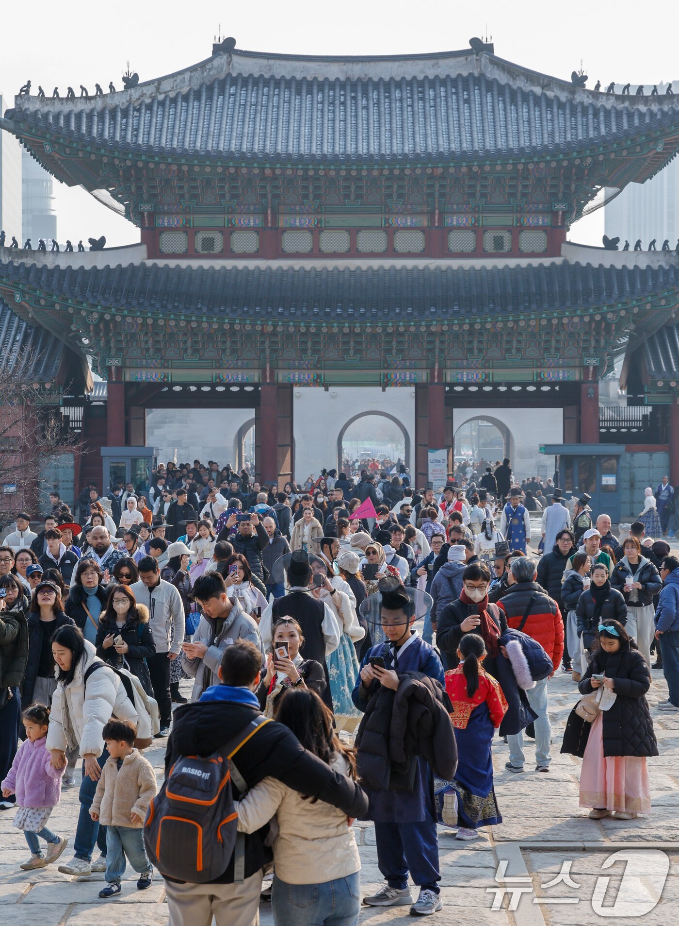 본문 이미지 - 절기상 대설&#40;大雪&#41;이지만 서울 낮 12도 등 포근한 날씨를 보인 7일 종로구 경복궁에 관광객들이 입장하고 있다. 2025.12.7/뉴스1 ⓒ News1 안은나 기자