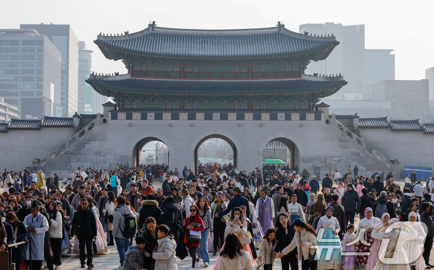 (서울=뉴스1) 안은나 기자 = 절기상 대설(大雪)이지만 서울 낮 12도 등 포근한 날씨를 보인 7일 종로구 경복궁에 관광객들이 입장하고 있다. 2025.12.7/뉴스1