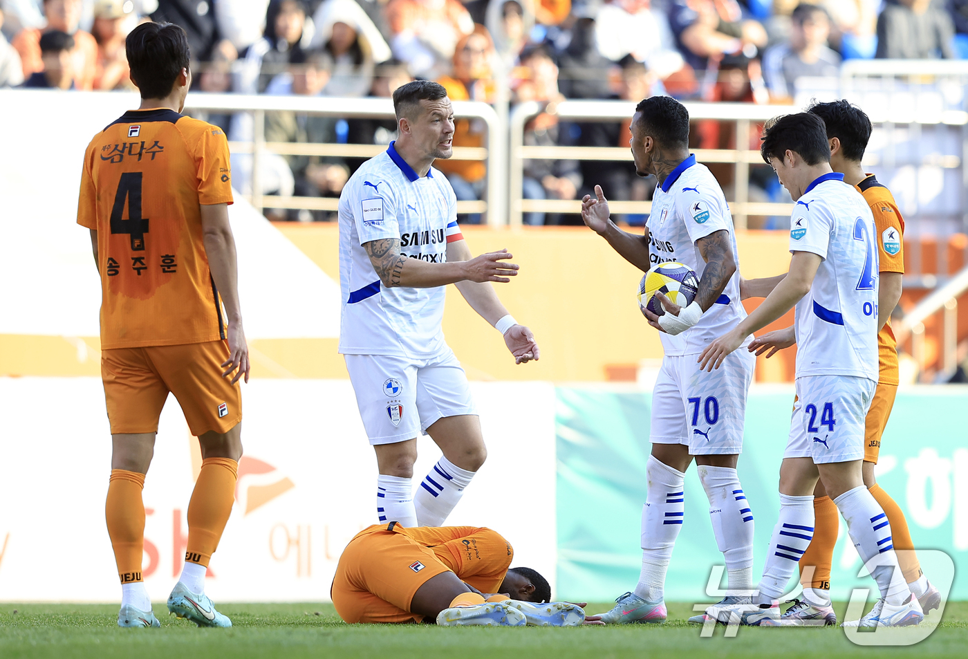 (제주=뉴스1) 박정호 기자 = 7일 오후 제주 서귀포시 월드컵로 제주월드컵경기장에서 열린 하나은행 K리그 승강 플레이오프 2025 2차전 제주SK와 수원삼성의 경기에서 수원 주장 …