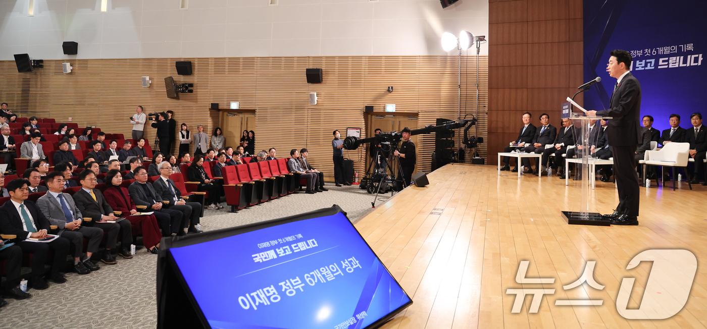 (서울=뉴스1) 허경 기자 = 강훈식 대통령 비서실장이 7일 서울 용산 대통령실 청사에서 열린 '이재명 정부 출범 6개월 성과 간담회'에서 발언하고 있다. 2025.12.7/뉴스1 …