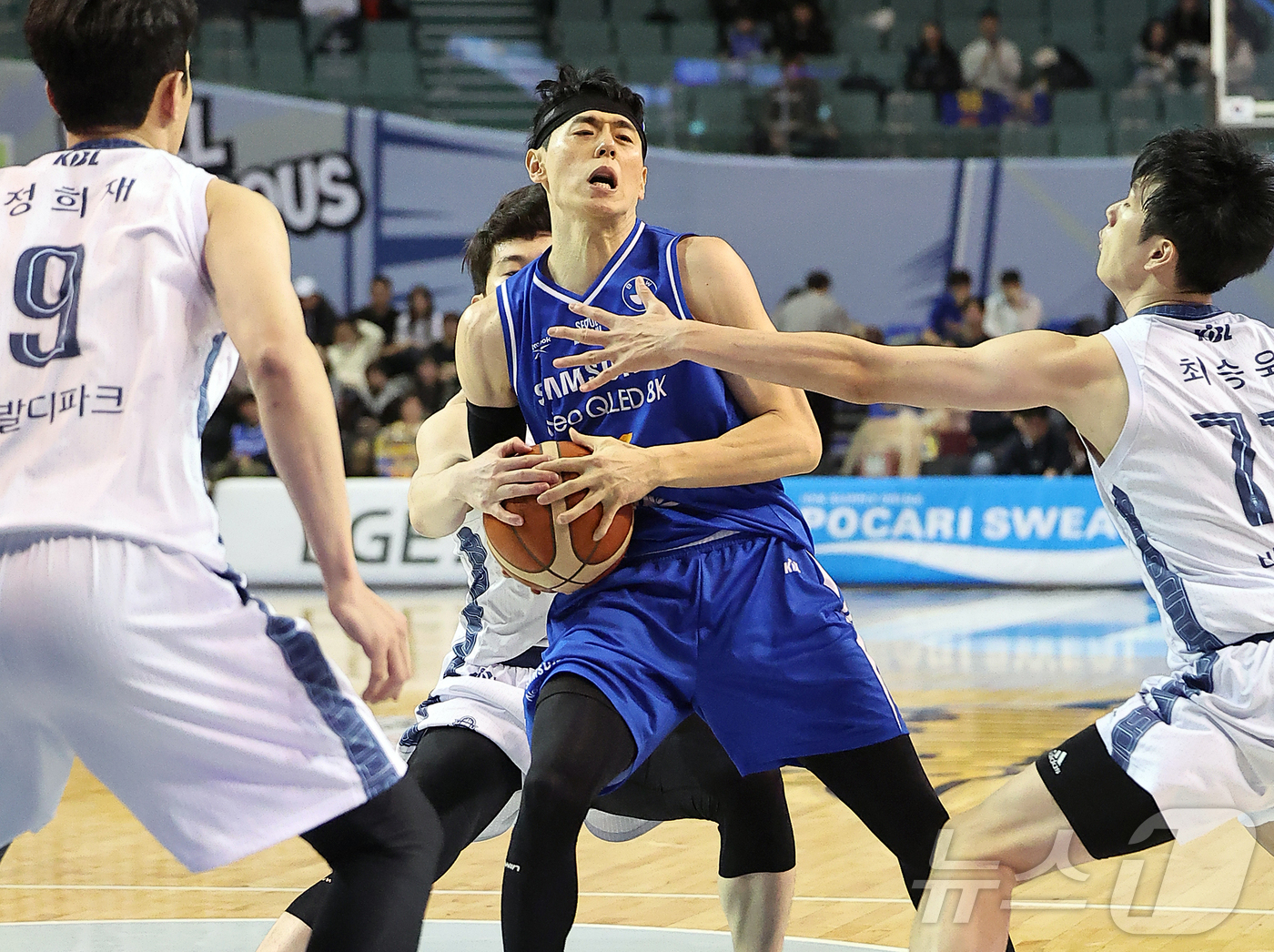 (서울=뉴스1) 김진환 기자 = 7일 오후 서울 송파구 잠실 잠실실내체육관에서 열린 2025-2026 LG전자 프로농구 정규리그 서울 삼성 썬더스와 고양 소노 스카이거너스의 경기, …