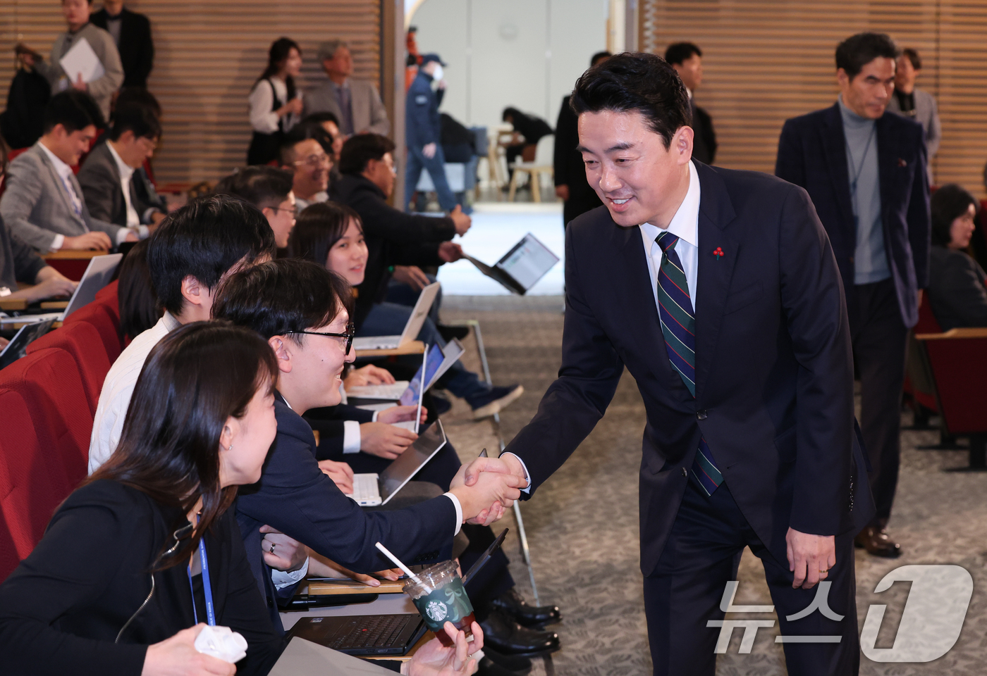 (서울=뉴스1) 허경 기자 = 강훈식 대통령 비서실장이 7일 서울 용산 대통령실 청사에서 열린 '이재명 정부 출범 6개월 성과 간담회'에서 기자들과 인사하고 있다. 2025.12. …