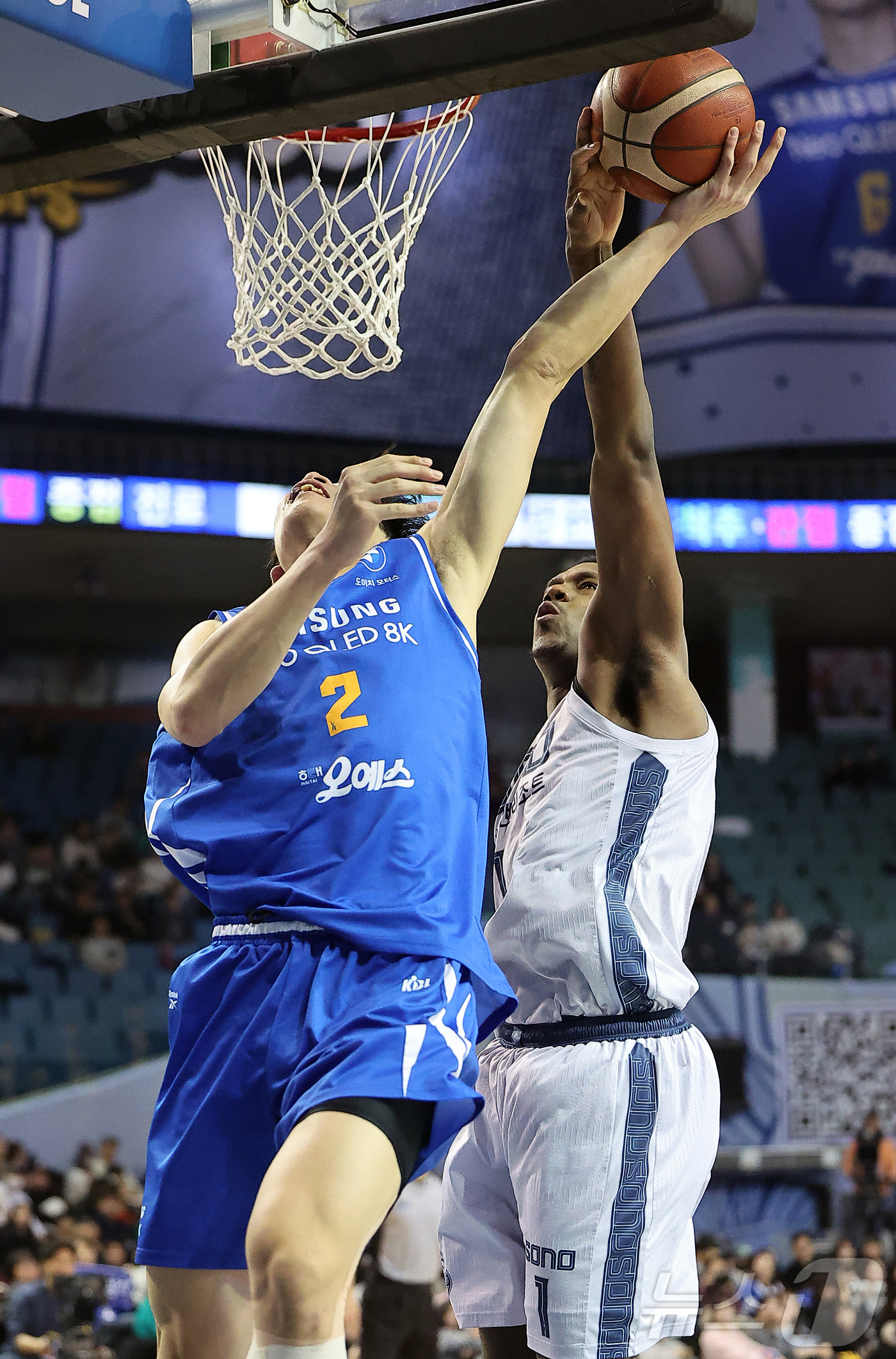 (서울=뉴스1) 김진환 기자 = 7일 오후 서울 송파구 잠실 잠실실내체육관에서 열린 2025-2026 LG전자 프로농구 정규리그 서울 삼성 썬더스와 고양 소노 스카이거너스의 경기, …