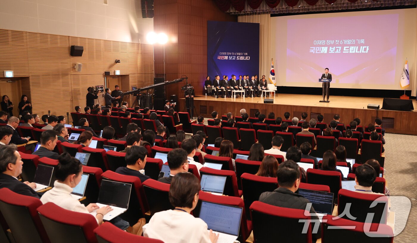 본문 이미지 - 강훈식 대통령 비서실장이 7일 서울 용산 대통령실 청사에서 열린 &#39;이재명 정부 출범 6개월 성과 간담회&#39;에서 발언하고 있다. 2025.12.7/뉴스1 ⓒ News1 허경 기자