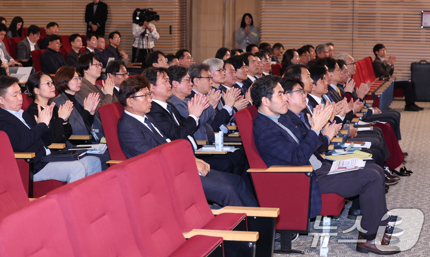 (서울=뉴스1) 허경 기자 = 7일 서울 용산 대통령실 청사에서 열린 '이재명 정부 출범 6개월 성과 간담회'에서 참석자들이 박수 치고 있다.  2025.12.7/뉴스1