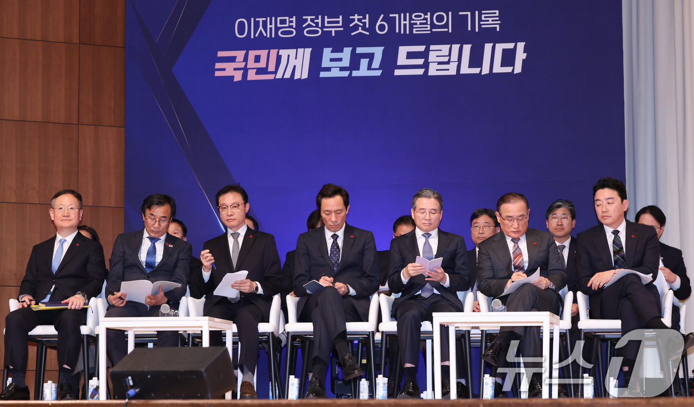 (서울=뉴스1) 허경 기자 = 강훈식 대통령 비서실장이 7일 서울 용산 대통령실 청사에서 열린 '이재명 정부 출범 6개월 성과 간담회'에서 참석자들과 함께 기자들의 질문을 받고 있 …