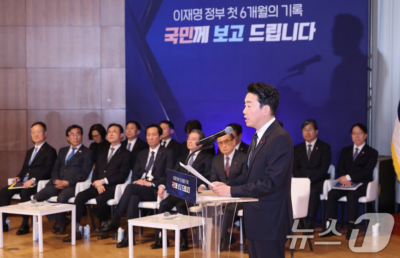 본문 이미지 - 강훈식 대통령 비서실장이 7일 서울 용산 대통령실 청사에서 열린 &#39;이재명 정부 출범 6개월 성과 간담회&#39;에서 발언하고 있다. 2025.12.7/뉴스1 ⓒ News1 허경 기자