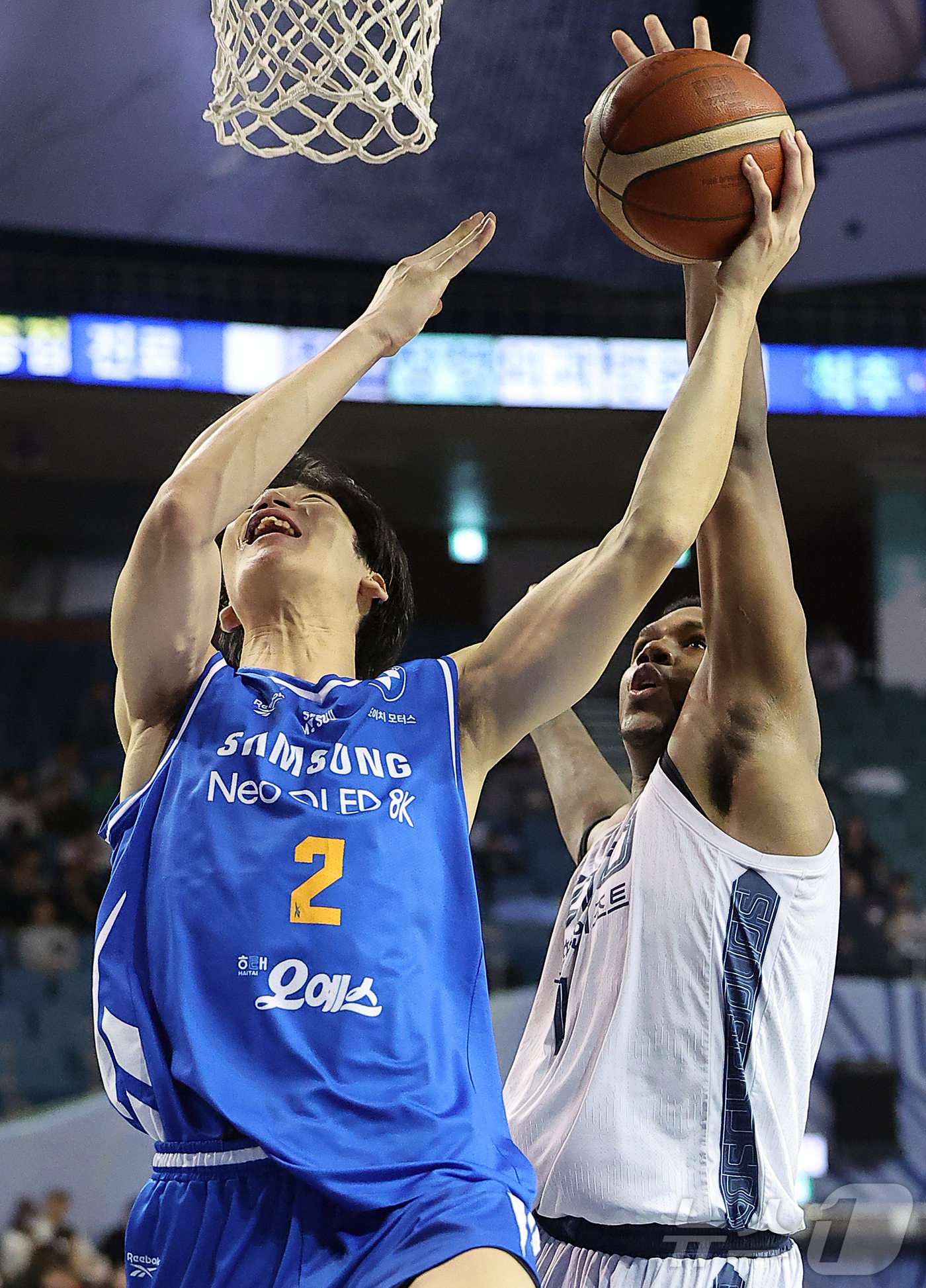 (서울=뉴스1) 김진환 기자 = 7일 오후 서울 송파구 잠실 잠실실내체육관에서 열린 2025-2026 LG전자 프로농구 정규리그 서울 삼성 썬더스와 고양 소노 스카이거너스의 경기, …