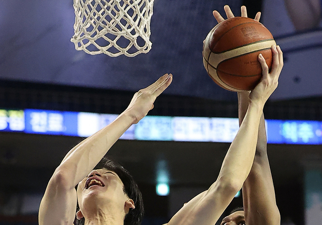 네이던 나이트, 제대로 블록했어!