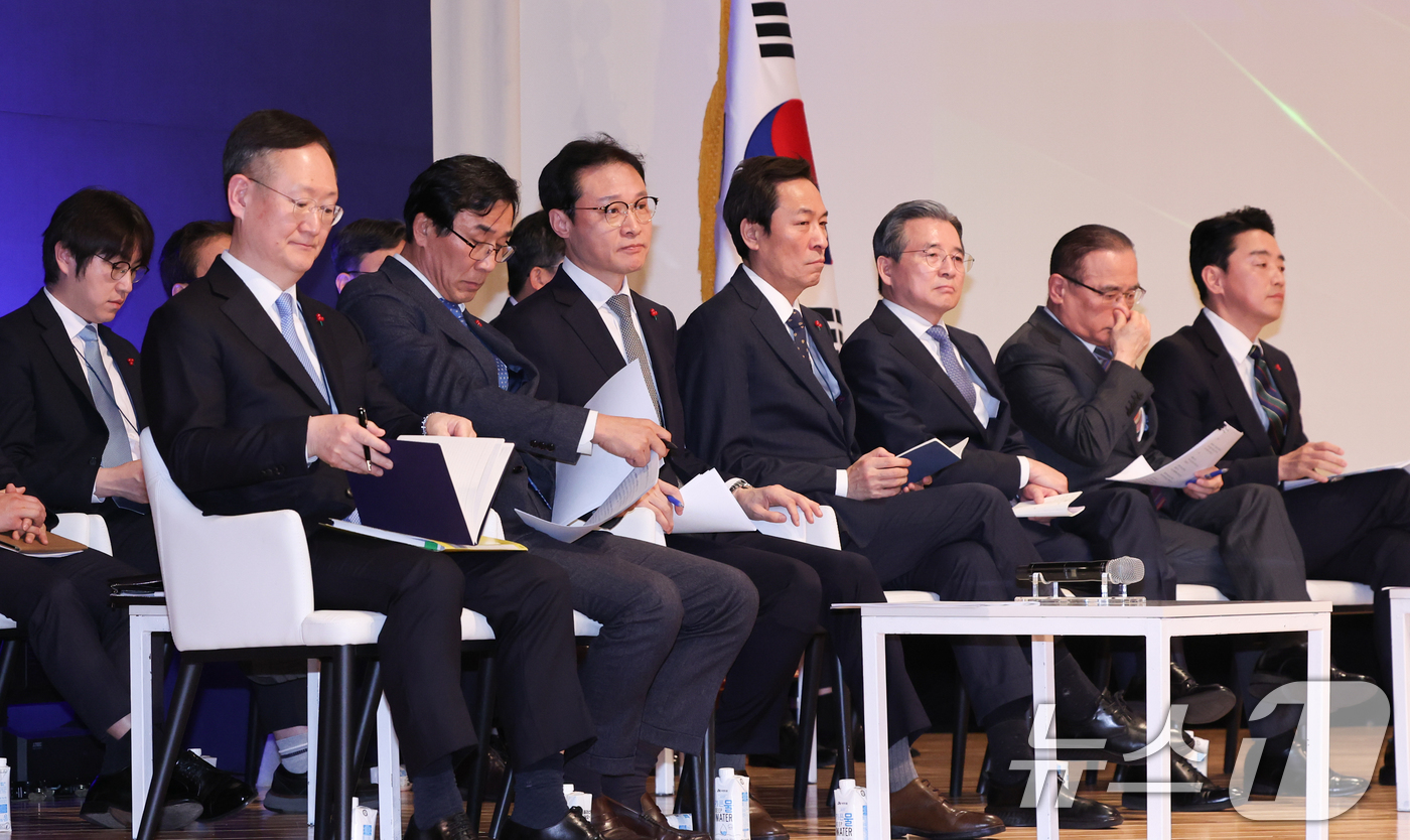 (서울=뉴스1) 허경 기자 = 강훈식 대통령 비서실장이 7일 서울 용산 대통령실 청사에서 열린 '이재명 정부 출범 6개월 성과 간담회'에서 참석자들과 함께 기자들의 질문을 받고 있 …