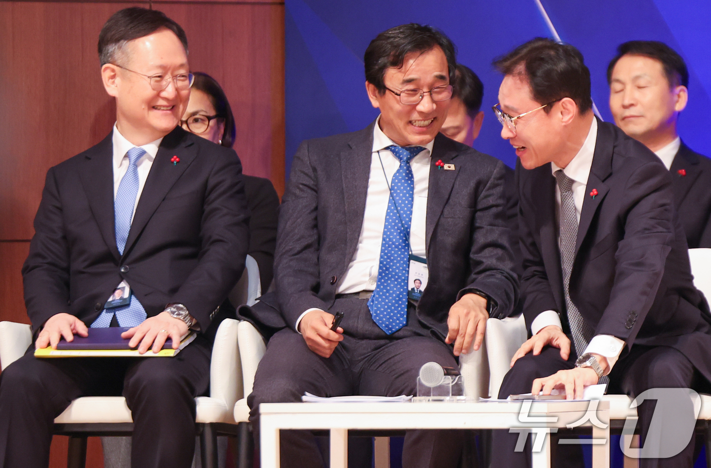 (서울=뉴스1) 허경 기자 = 봉욱 민정수석(왼쪽부터), 전성환 경청통합수석, 이규연 홍보소통수석이 7일 서울 용산 대통령실 청사에서 열린 '이재명 정부 출범 6개월 성과 간담회' …