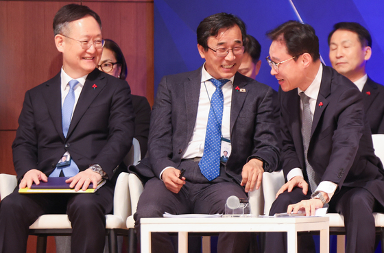 대화하는 봉욱·전성환·이규연 수석