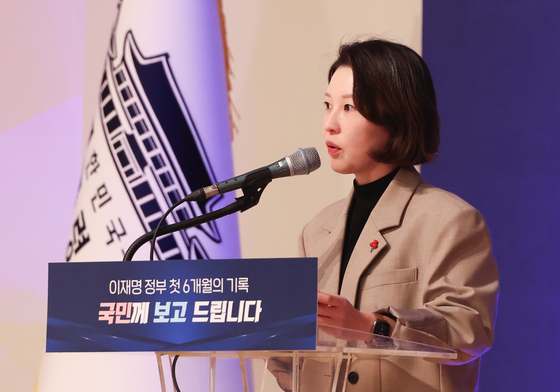 간담회 진행하는 안귀령 부대변인