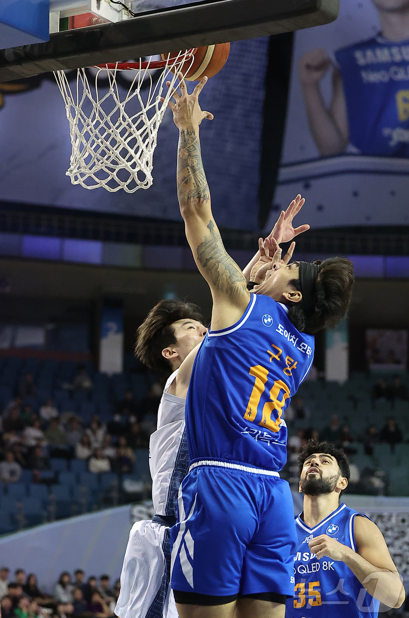 (서울=뉴스1) 김진환 기자 = 7일 오후 서울 송파구 잠실 잠실실내체육관에서 열린 2025-2026 LG전자 프로농구 정규리그 서울 삼성 썬더스와 고양 소노 스카이거너스의 경기, …