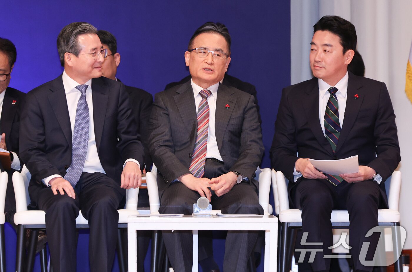 본문 이미지 - 김용범 정책실장&#40;왼쪽부터&#41;, 위성락 국가안보실장, 강훈식 대통령 비서실장이 7일 서울 용산 대통령실 청사에서 열린 &#39;이재명 정부 출범 6개월 성과 간담회&#39;에서 대화하고 있다. 2025.12.7/뉴스1 ⓒ News1 허경 기자