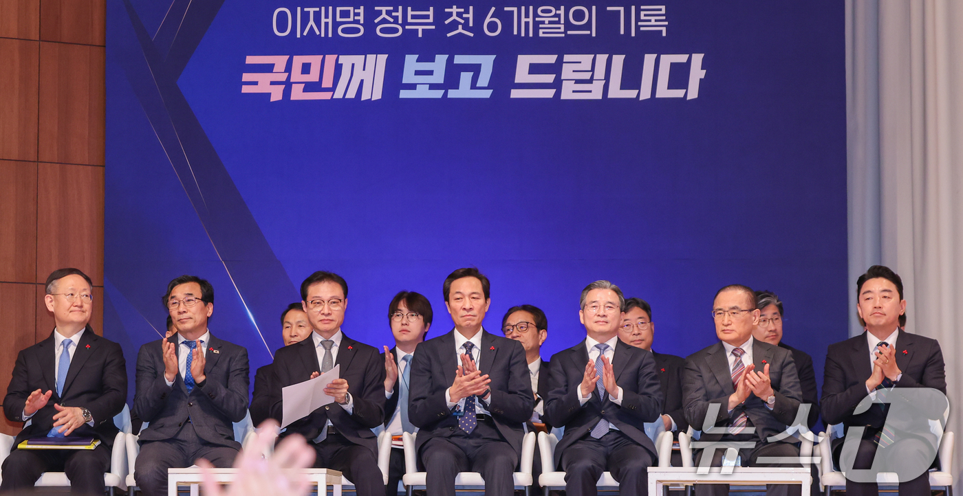 (서울=뉴스1) 허경 기자 = 강훈식 대통령 비서실장이 7일 서울 용산 대통령실 청사에서 열린 '이재명 정부 출범 6개월 성과 간담회'에서 참석자들과 함께 박수 치고 있다. 오른쪽 …