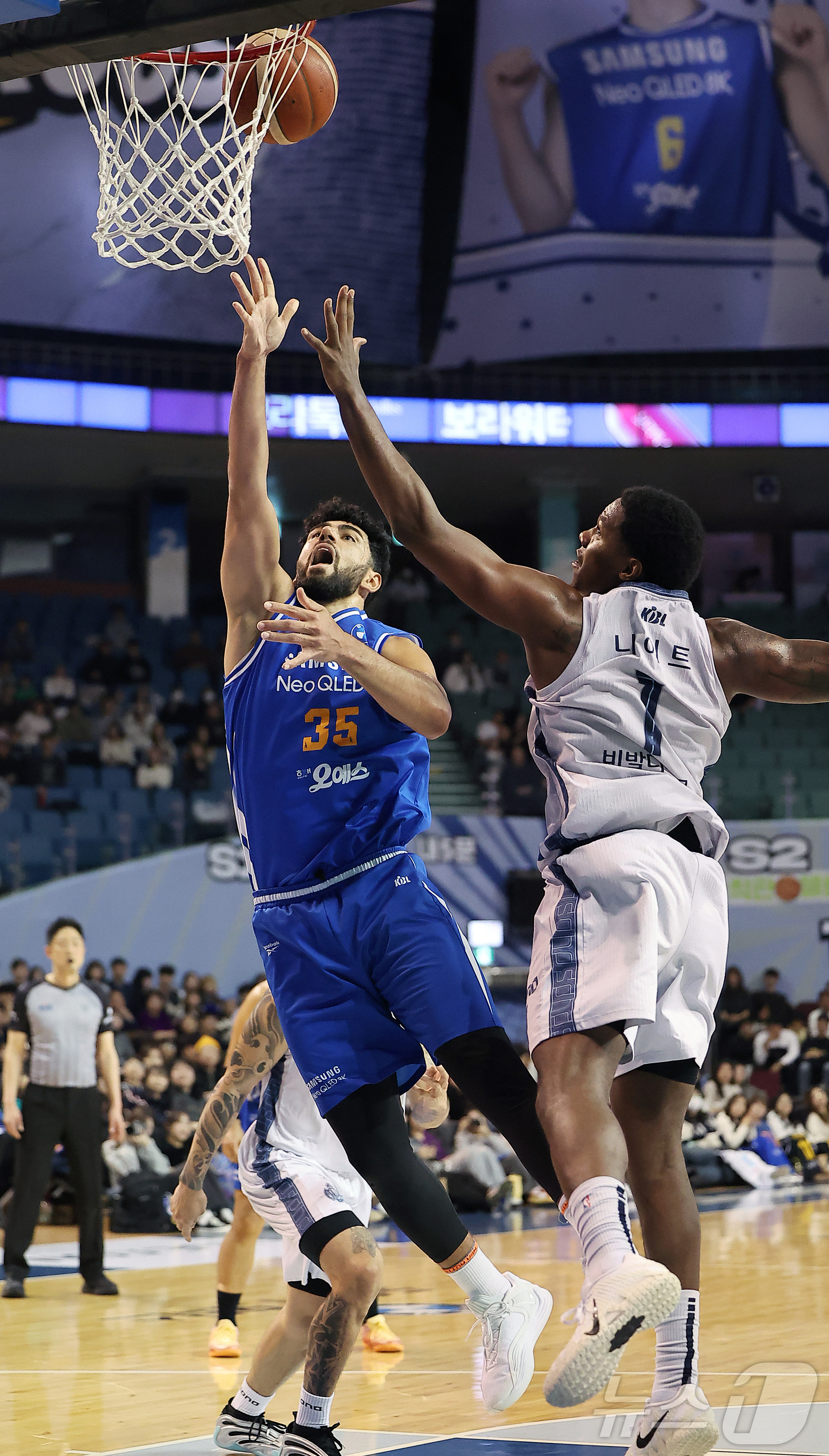 (서울=뉴스1) 김진환 기자 = 7일 오후 서울 송파구 잠실 잠실실내체육관에서 열린 2025-2026 LG전자 프로농구 정규리그 서울 삼성 썬더스와 고양 소노 스카이거너스의 경기, …