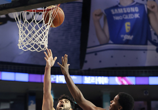 레이업 슛 하는 케렘 칸터