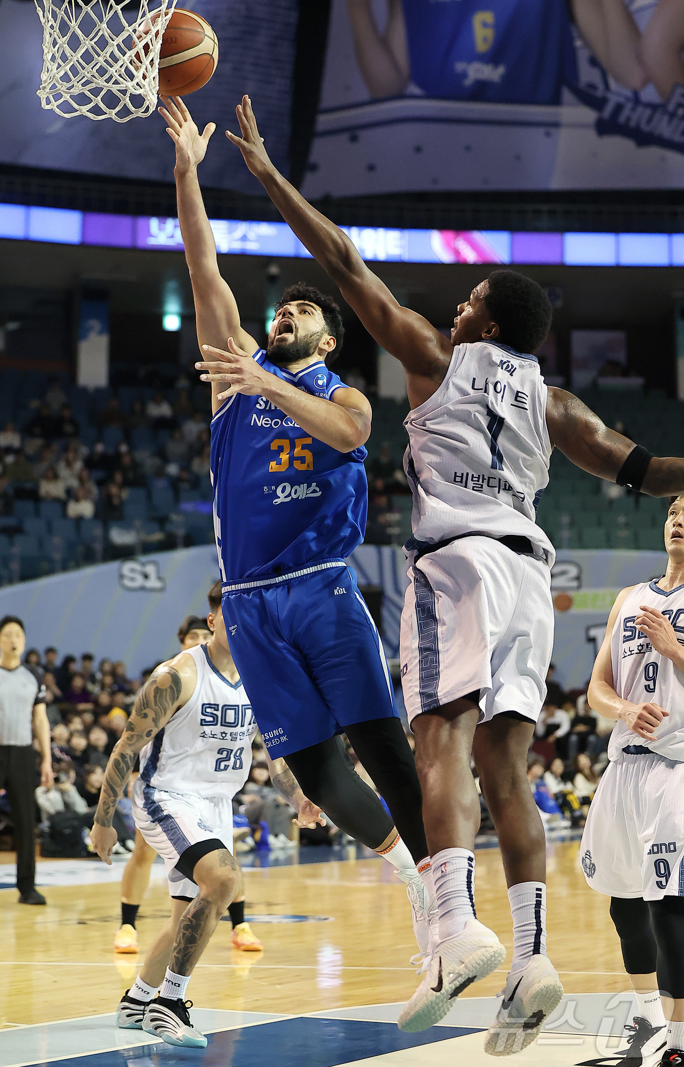 (서울=뉴스1) 김진환 기자 = 7일 오후 서울 송파구 잠실 잠실실내체육관에서 열린 2025-2026 LG전자 프로농구 정규리그 서울 삼성 썬더스와 고양 소노 스카이거너스의 경기, …
