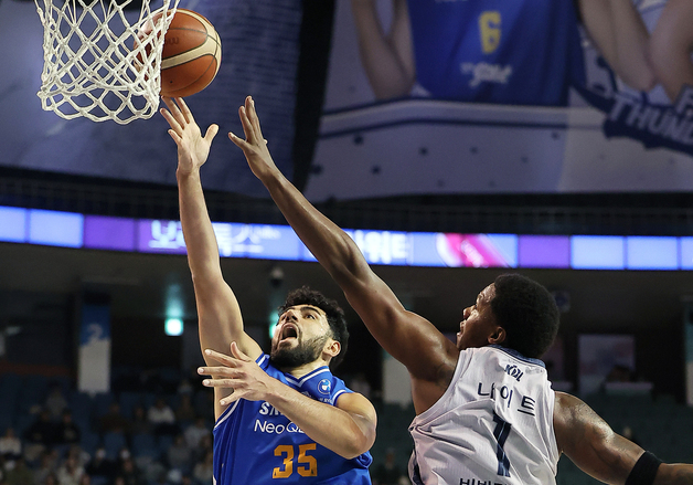 레이업 슛 하는 케렘 칸터