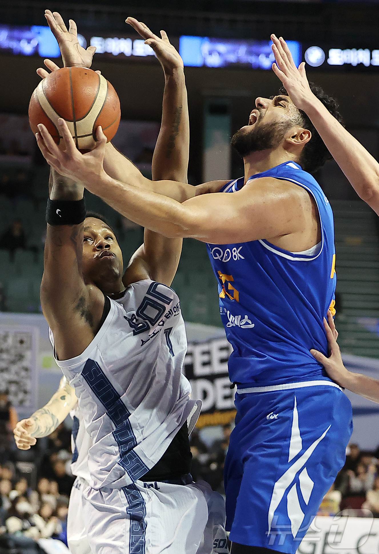 (서울=뉴스1) 김진환 기자 = 7일 오후 서울 송파구 잠실 잠실실내체육관에서 열린 2025-2026 LG전자 프로농구 정규리그 서울 삼성 썬더스와 고양 소노 스카이거너스의 경기, …