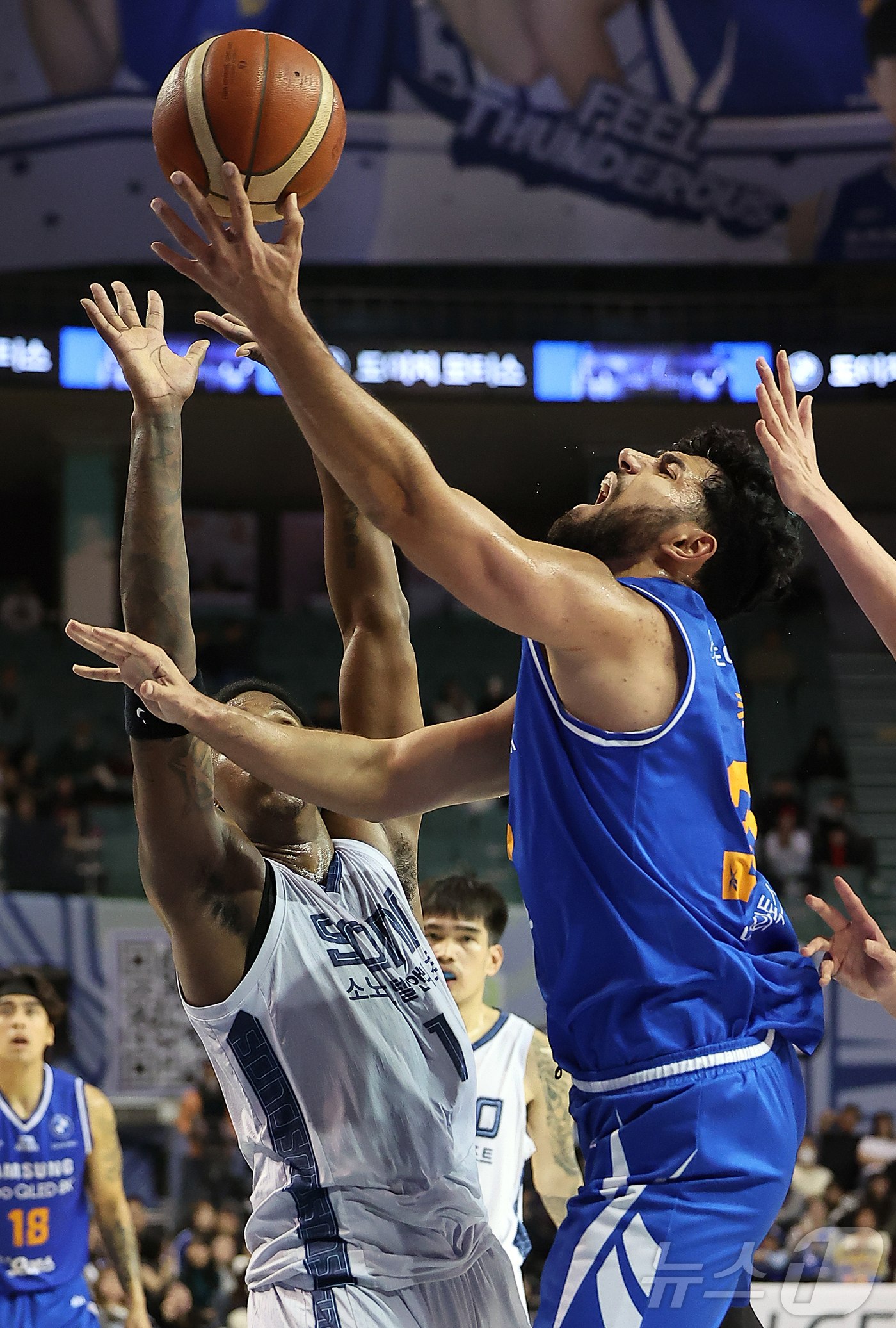 (서울=뉴스1) 김진환 기자 = 7일 오후 서울 송파구 잠실 잠실실내체육관에서 열린 2025-2026 LG전자 프로농구 정규리그 서울 삼성 썬더스와 고양 소노 스카이거너스의 경기, …