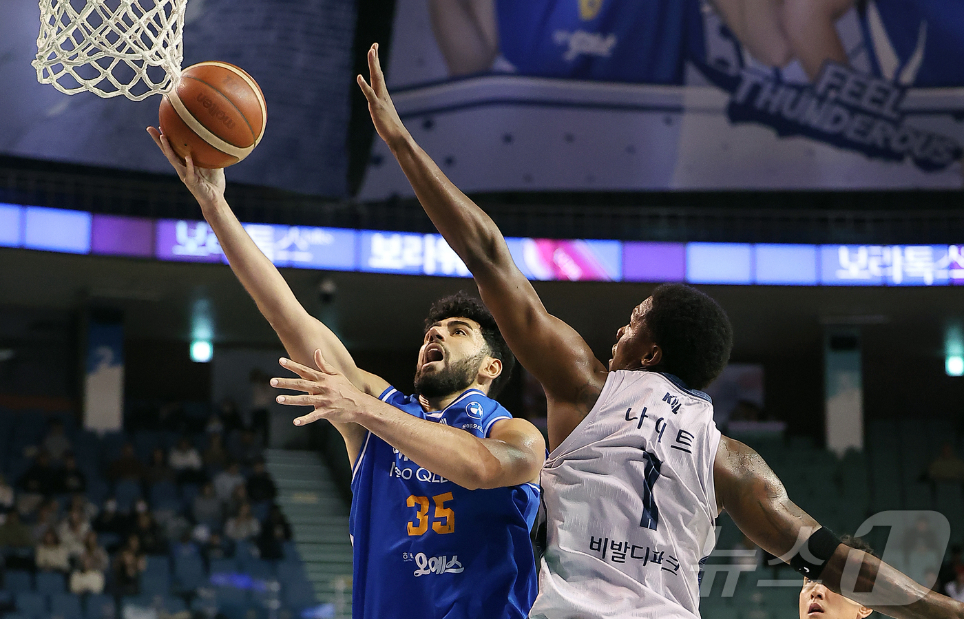 (서울=뉴스1) 김진환 기자 = 7일 오후 서울 송파구 잠실 잠실실내체육관에서 열린 2025-2026 LG전자 프로농구 정규리그 서울 삼성 썬더스와 고양 소노 스카이거너스의 경기, …